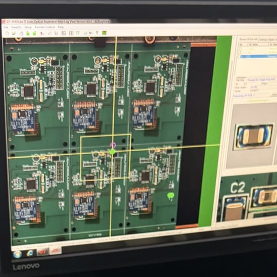 Automatische optische Inspektion: ein bestückter Leiterplattennutzen wird Platine für Platine geprüft